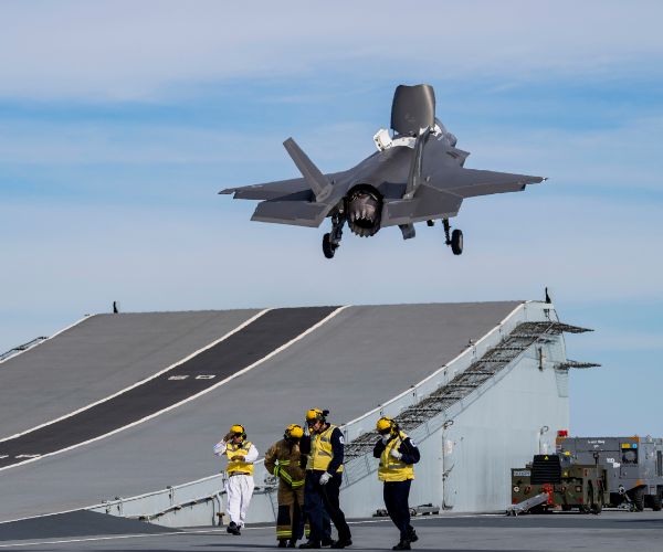 イギリス海軍 空母 F-35 809 飛行隊 パッチ ハイマスト 彼は24機のF-35戦闘機を空母に配備するという記録を打ち立てた。